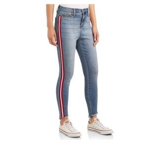 253. No Boundaries Juniors Striped Skinny Jeans